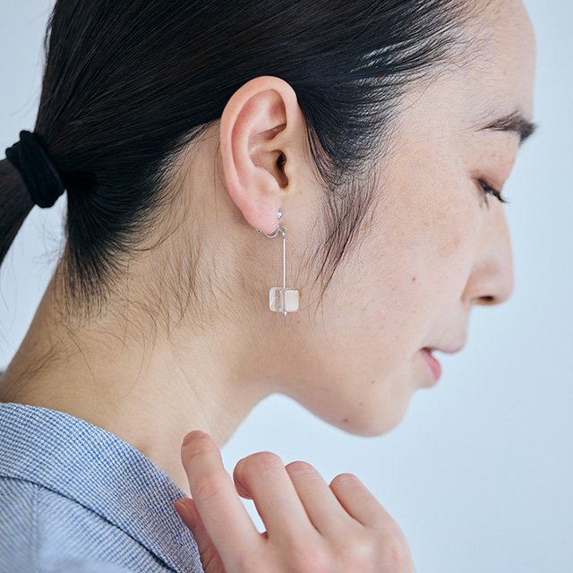 宙吹きガラスのイヤリング