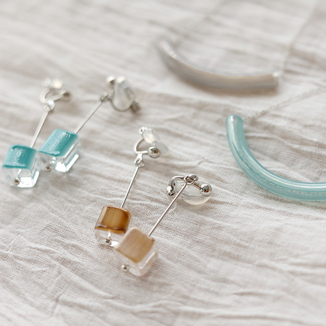 宙吹きガラスのイヤリング