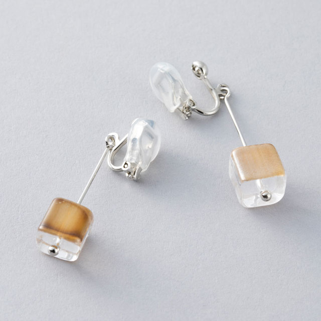 宙吹きガラスのイヤリング