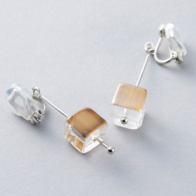 宙吹きガラスのイヤリング