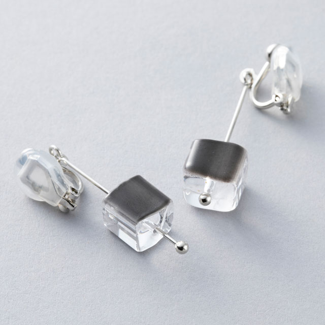 宙吹きガラスのイヤリング