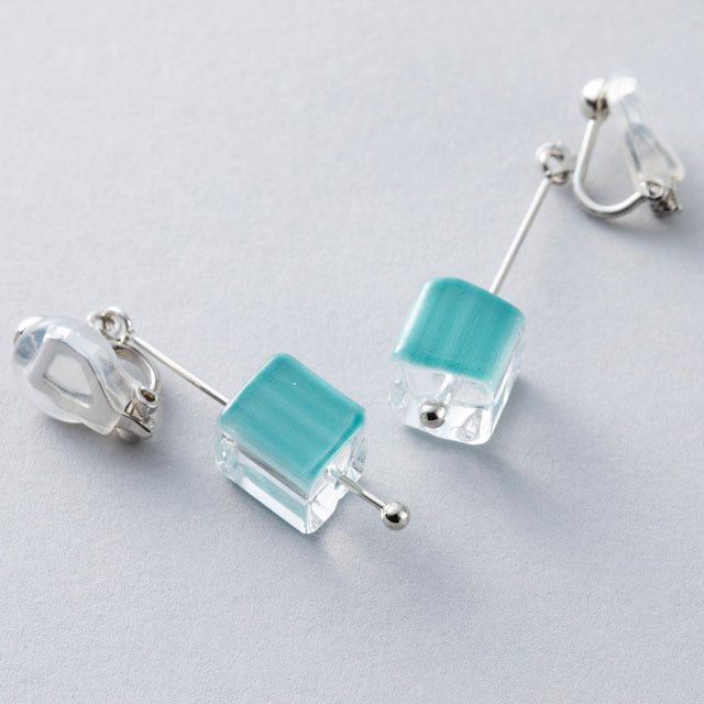 宙吹きガラスのイヤリング