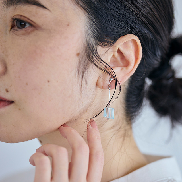 宙吹きガラスのイヤリング