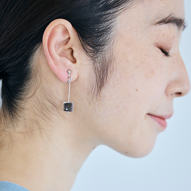 宙吹きガラスのイヤリング