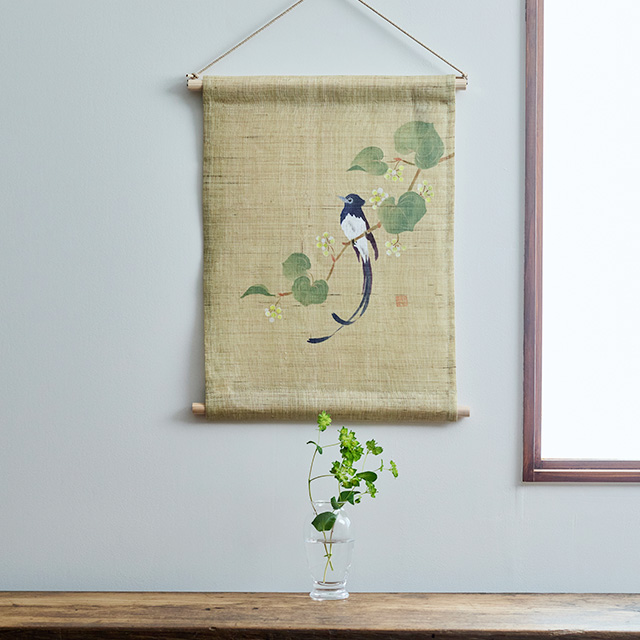 【WEB限定】十二ヶ月のタペストリー　花鳥画　八月「山帰来(さんきらい）と三光鳥(さんこうちょう）」