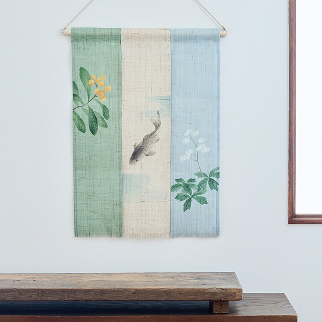 【WEB限定】十二ヶ月の三連タペストリー　五月「端午の節句（枇杷・鯉・矢車草）」