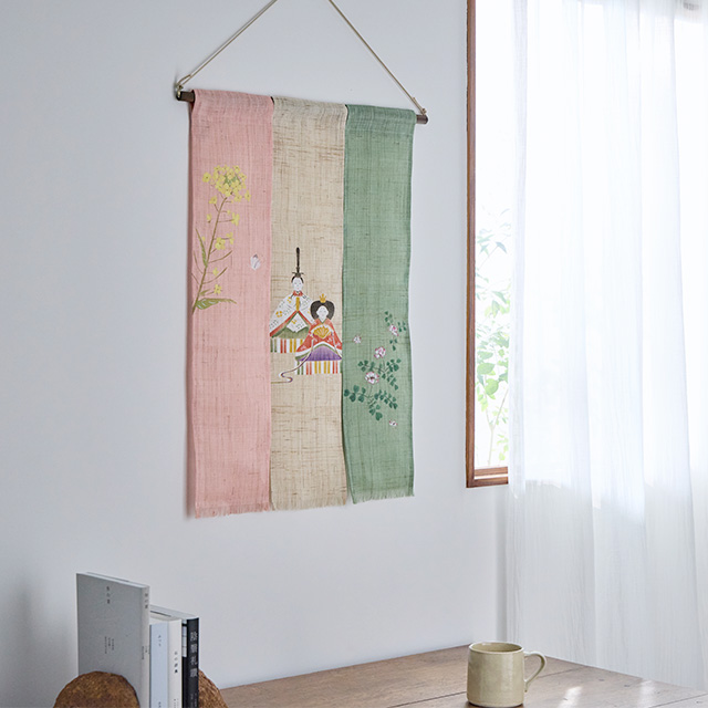 【WEB限定】十二ヶ月の三連タペストリー　三月「桃の節句（雛・菜の花・蓮華草）」