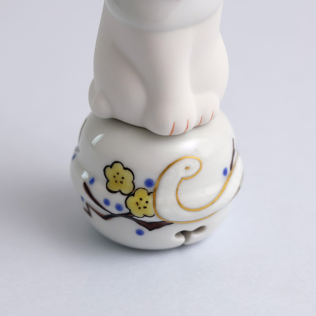 【WEB限定】【みなおし品 てなおし品】上出 二寸ちょうえもん招猫 鈴乗り 梅枝に白蛇