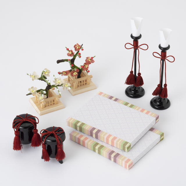 【予約商品】手織り麻の木目込み雛飾り　親王飾り　背景（几帳） ・素木台