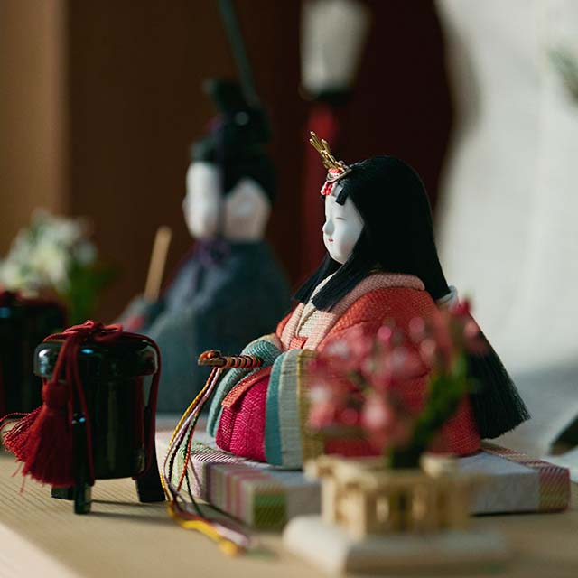 【予約商品】手織り麻の木目込み雛飾り　親王飾り　背景（几帳） ・素木台