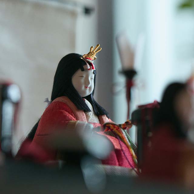 【予約商品】手織り麻の木目込み雛飾り　十人飾り　背景（几帳）・塗り台