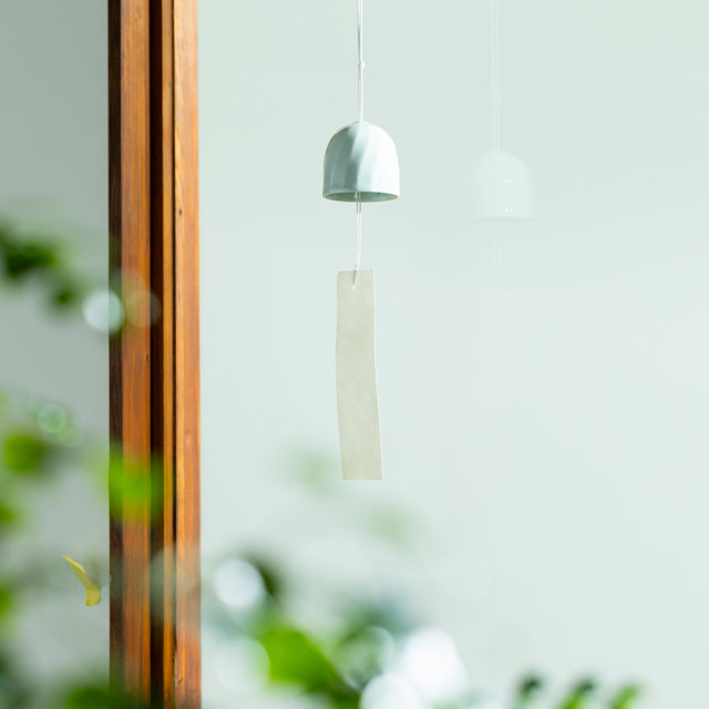 鍋島虎仙窯 青白磁波型風鈴