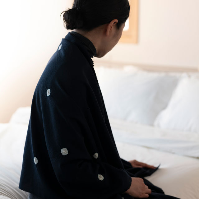 くらしの工藝布 帽子絞りのストールケット