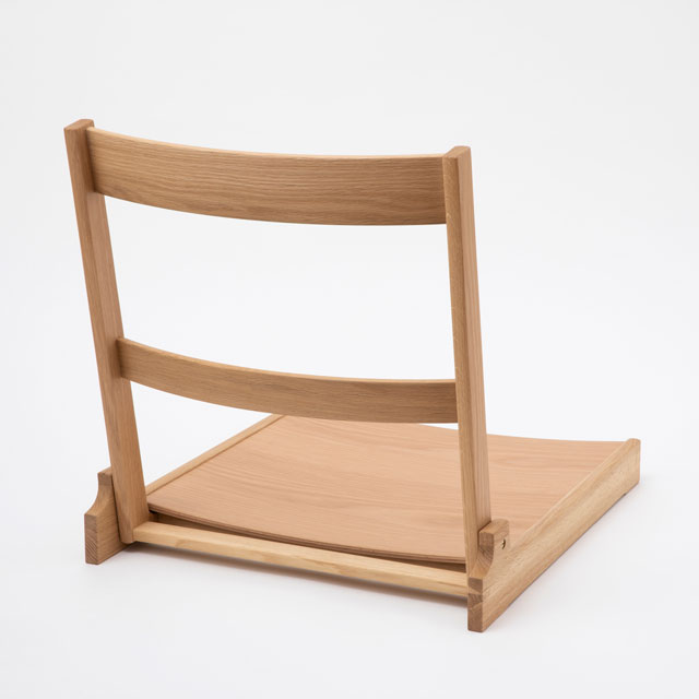 座椅子　supported　by　karimoku