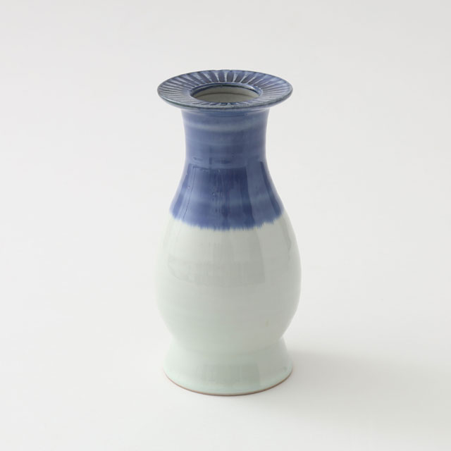 波佐見焼の花入れ　瓶子型