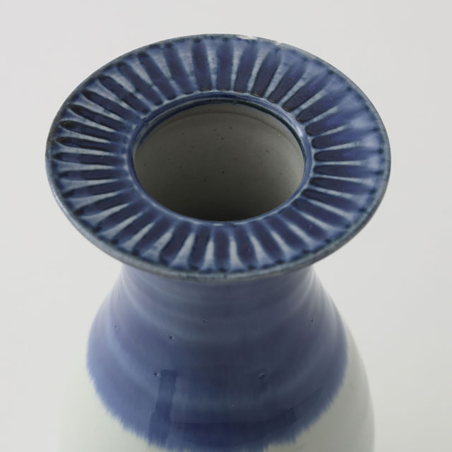 波佐見焼の花入れ　瓶子型