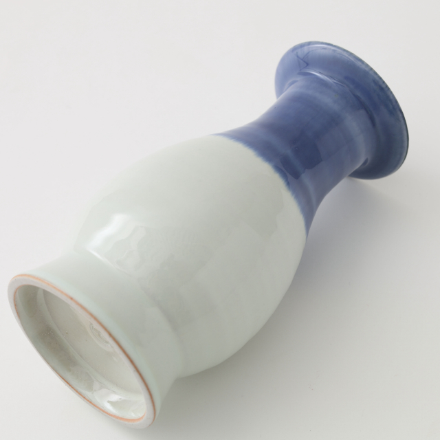 波佐見焼の花入れ　瓶子型