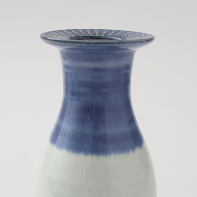 波佐見焼の花入れ　瓶子型