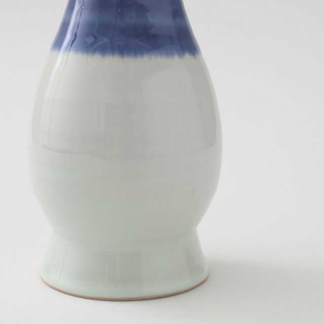 波佐見焼の花入れ　瓶子型