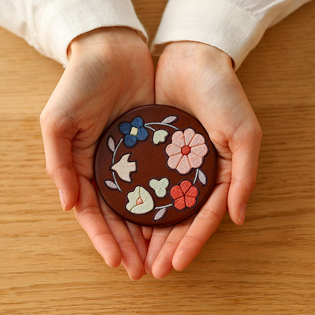 草木染めの木目込み丸鏡