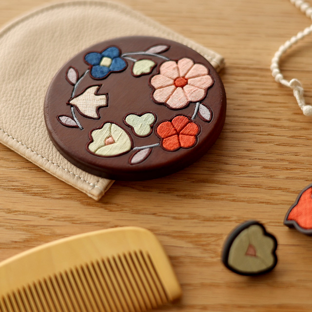 草木染めの木目込み丸鏡