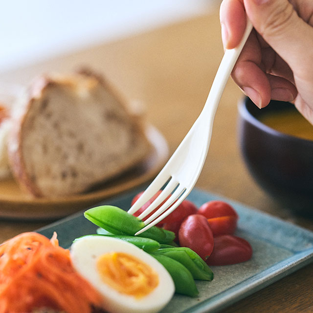 なめらかな琺瑯のフォーク 大｜食卓の道具｜中川政七商店 公式サイト