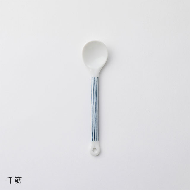 磁器のスプーン