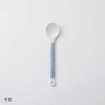 磁器のスプーン