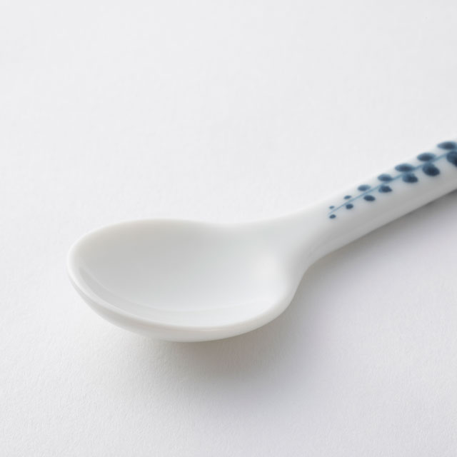 磁器のスプーン
