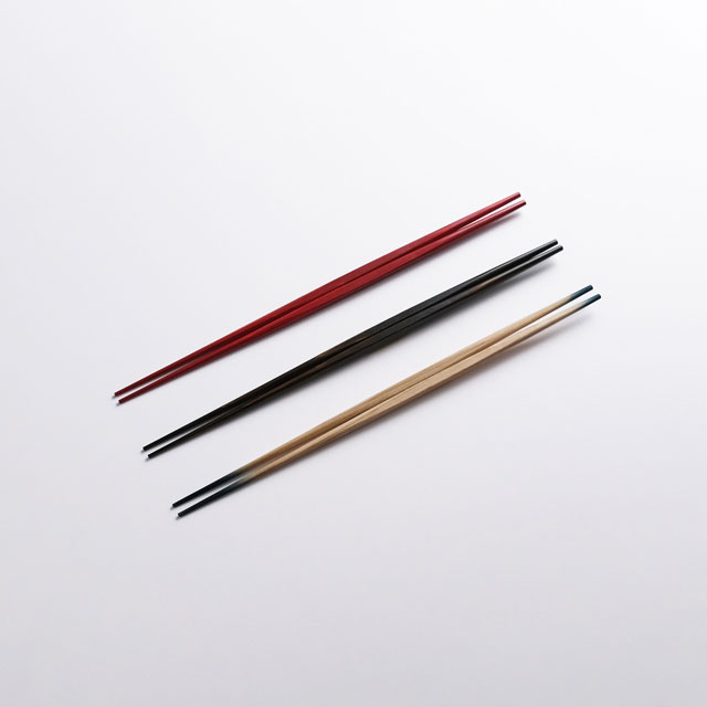 箸先を極限まで細く削り出すことで、お料理の味や食感を邪魔せず、口当たりもとてもなめらかに仕上げた大門箸。箸全体に拭き漆を施し、工芸の技術によってより長くお使いいただけるようになりました。