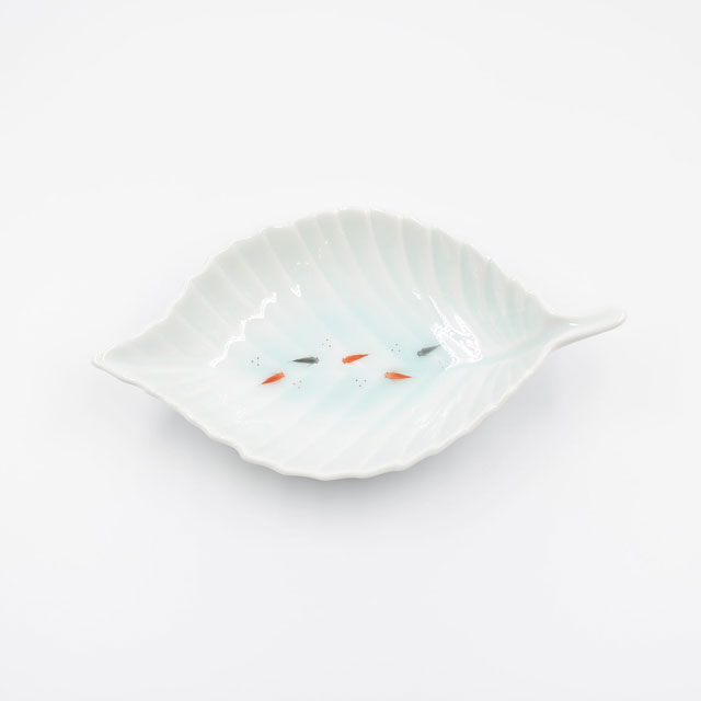 青白磁メダカ芭蕉皿
