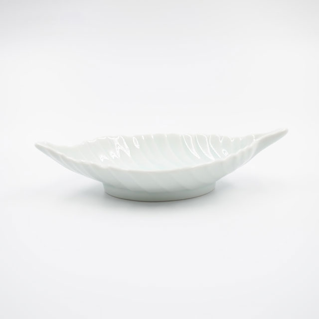 青白磁メダカ芭蕉皿