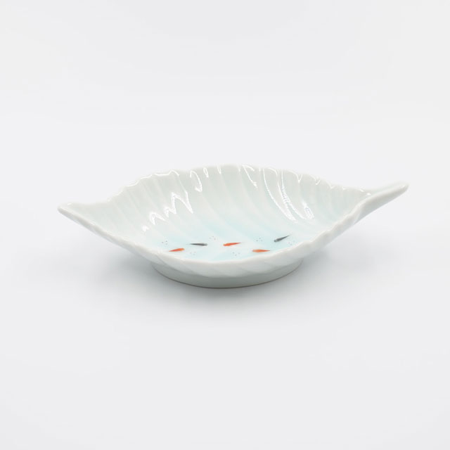 青白磁メダカ芭蕉皿