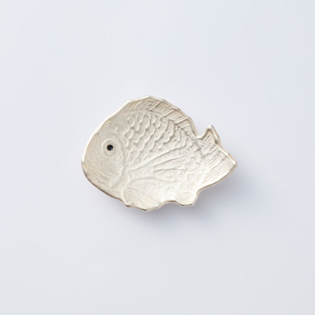 有田焼 福珠窯 鯛形豆皿 銀彩 8cm｜食卓の道具｜中川政七商店 公式サイト