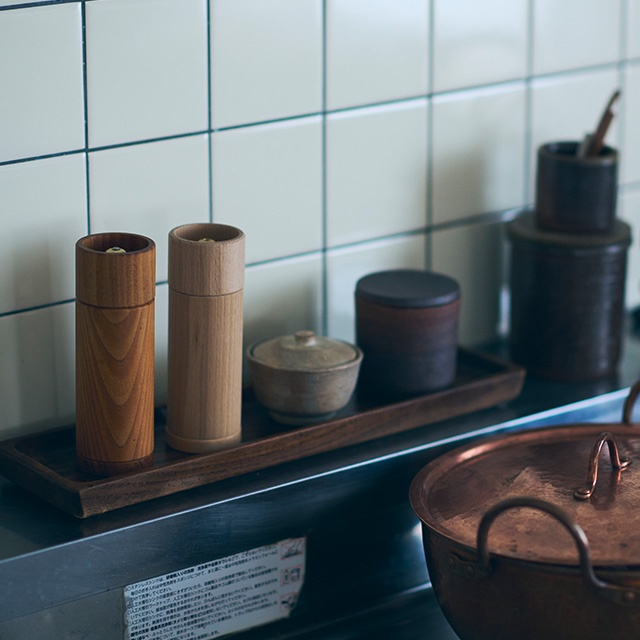 受皿のついたソルト&ペッパーミル