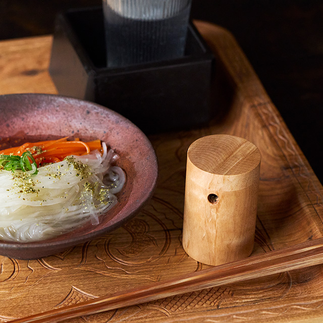 木目を合わせると口が開く、森の七味入れ