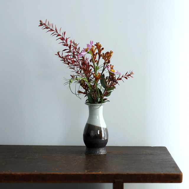 秋の花と花入れのセット