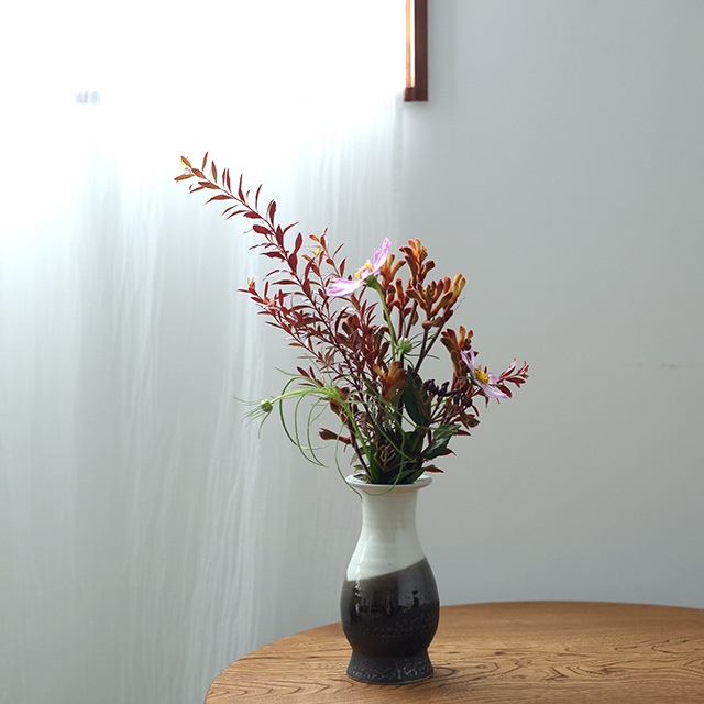 秋の花と花入れ