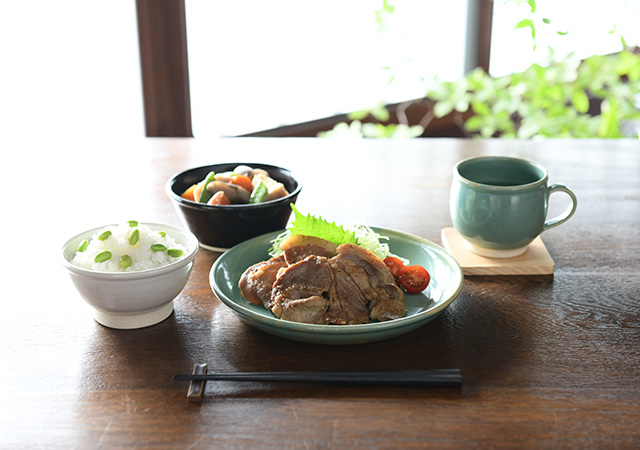 益子焼の飯碗 糠白 / 益子焼の中鉢 本黒 / 益子焼の平皿 青磁 /益子焼のマグカップ 青磁
