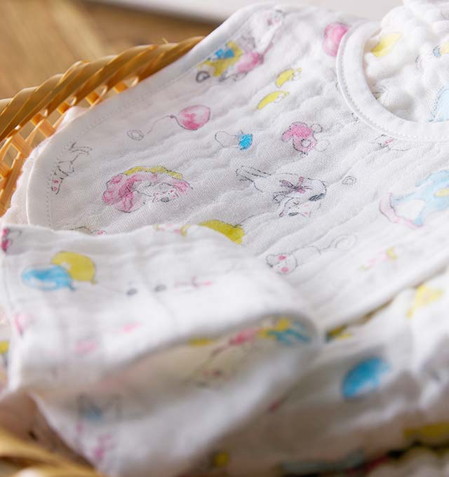 かや織のベビーアイテムは、ふんわり肌触り