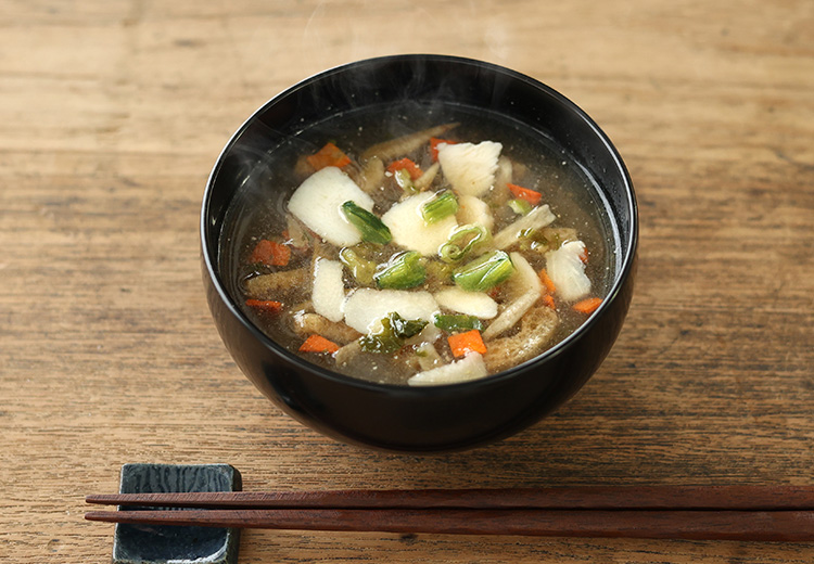 ごま油香る根菜と椎茸の野沢菜けんちん汁