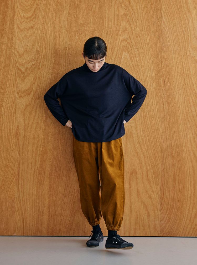 麻の高密度織　タックパンツ