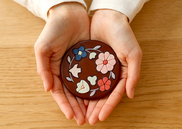 草木染の木目込み丸鏡