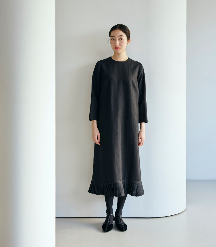 リネンコットンの重ね襞（ひだ）ジャケットとワンピース