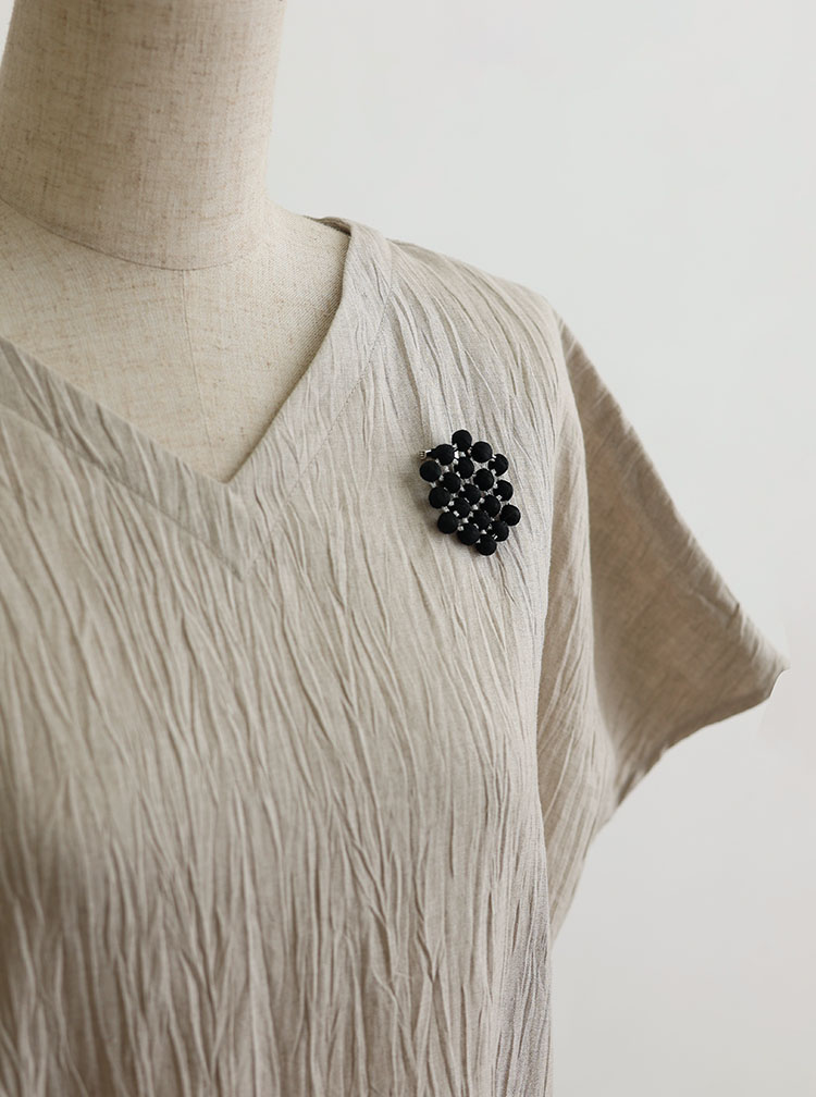 刺繍糸でつくったサークルブローチ コーディネートイメージ