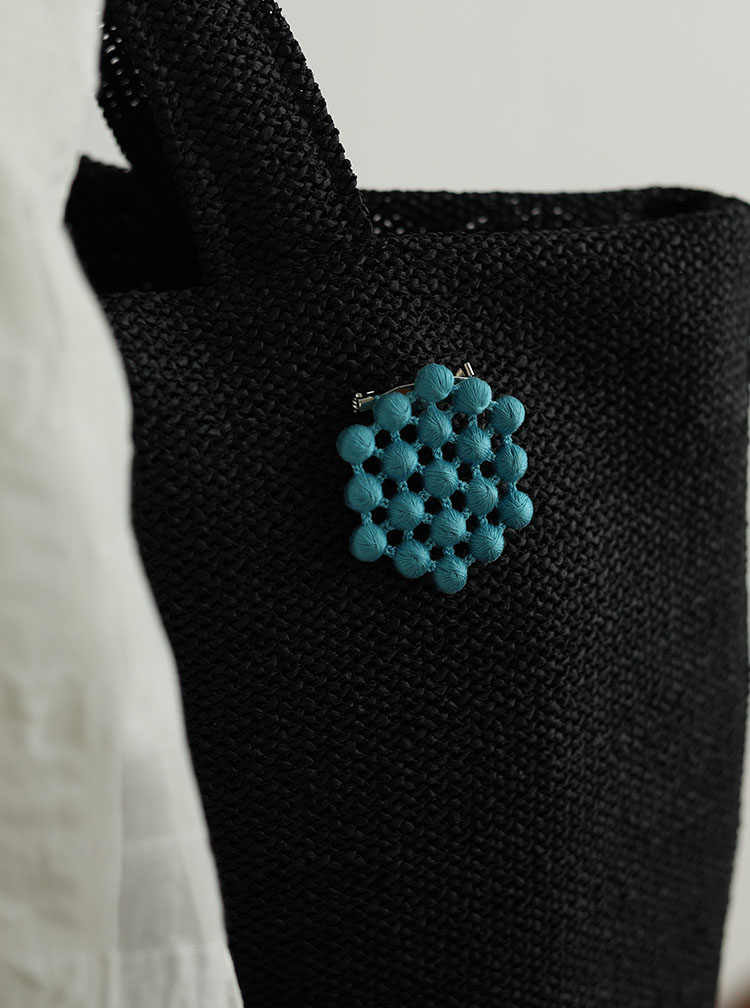 刺繍糸でつくったサークルブローチ コーディネートイメージ