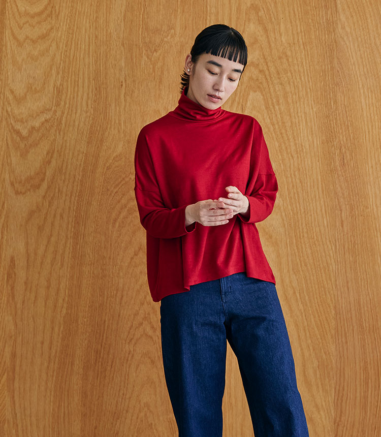 シンプルなニットが主役