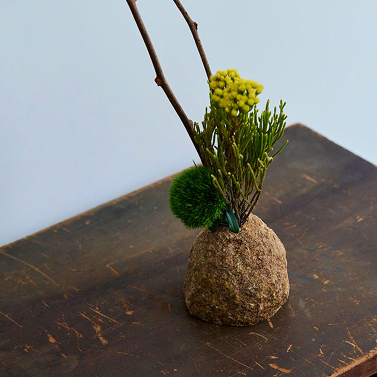 岡崎の石器「INASE」の、石をそのまま活かした花入れ