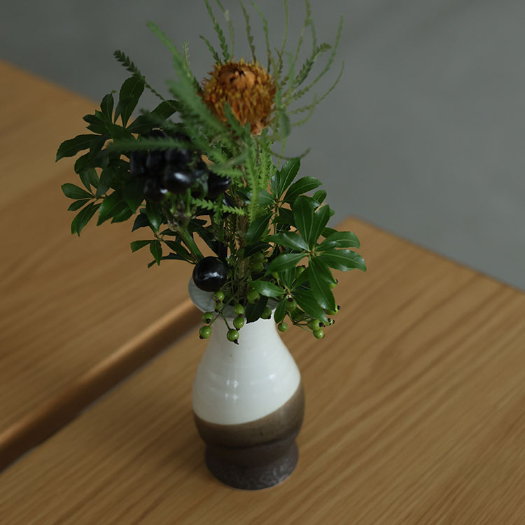 江戸硝子の花入れ　長壺型