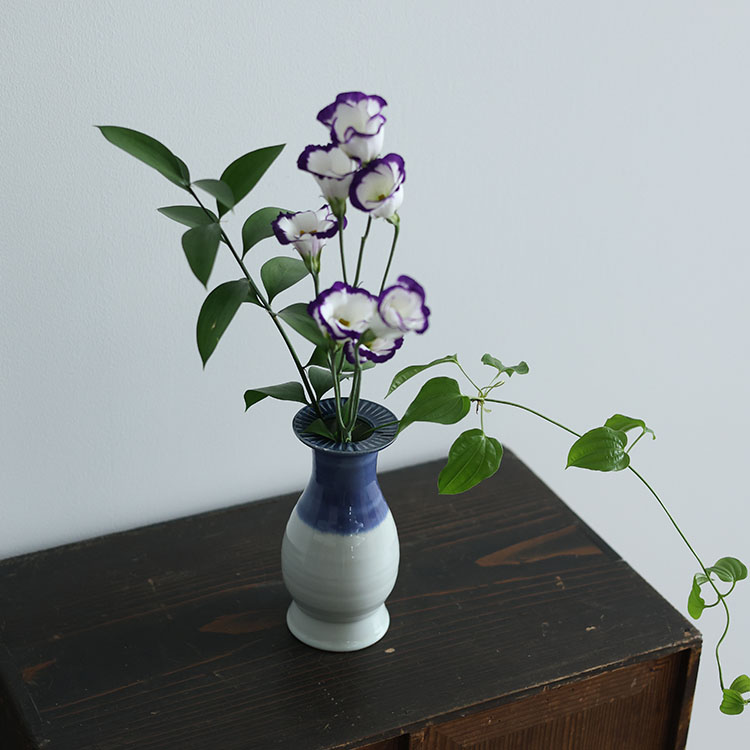 江戸硝子の花入れ　長壺型